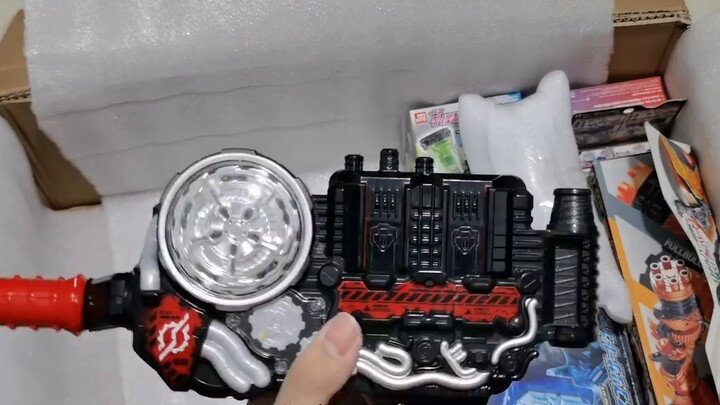 Membuka tas keberuntungan pengendara liburan senilai 2.750 yuan. Aku tak menyangka akan diperas keri