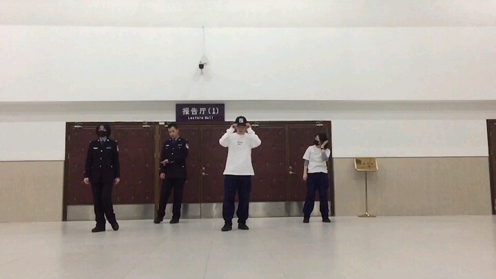 Pemadam kebakaran dan Polisi meng-cover dance Victoria Song