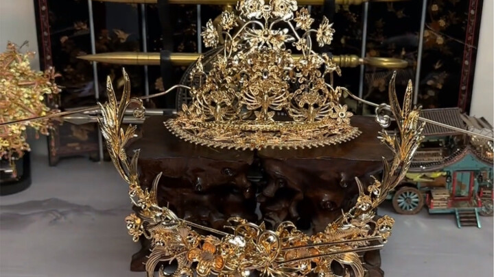 Mahkota Permaisuri. Sudah dibuatkan sebuah mahkota permaisuri yang sekaligus mewah dan gagah, tapi k