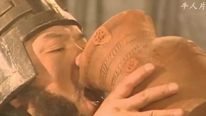 ฟ่านคุยตะลุมบอนกินขาหมูอย่างเมามัน!