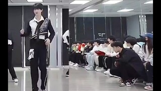 The fourth generation junior reacts to the third generation girl group dance hahahahaha