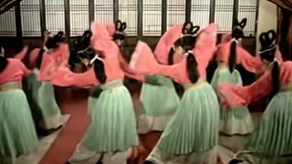 "Wearing lotus leaves as my garment, gathering hibiscus blossoms for my skirt"—doesn't anyone think 