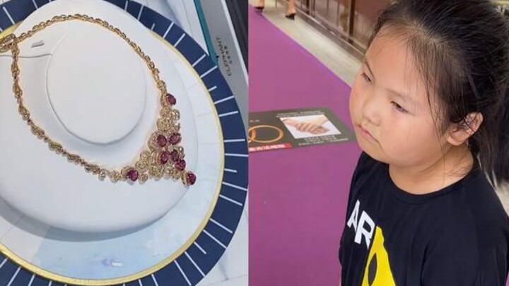 ลูกสาววัย 6 ขวบเล็งสร้อยคอราคาสองแสนกว่า ดั้นด้นขอให้คุณพ่อซื้อให้คุณแม่: หนูอยากให้ของที่ดีที่สุดกั