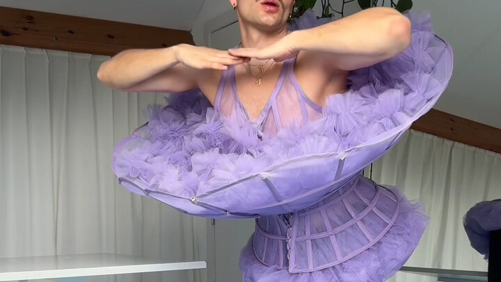 I saw a blogger making a dress for this year's Met Gala. It was so beautiful and cute!