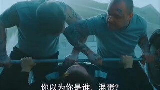 两人压不住一个下位的卧推姿势的人，还她妈不跑