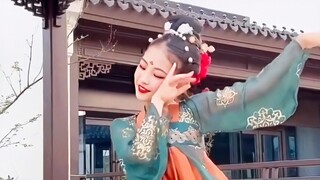 Begitu dia mulai menari, Anda bisa tahu bahwa dia adalah gadis kecil Tionghoa (koleksi karya gaya Ti