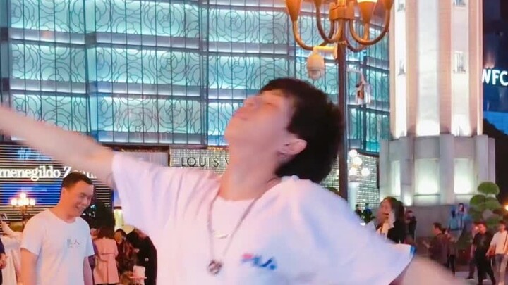 [Jasmine Dance] So what is the father in the back saying to the child?