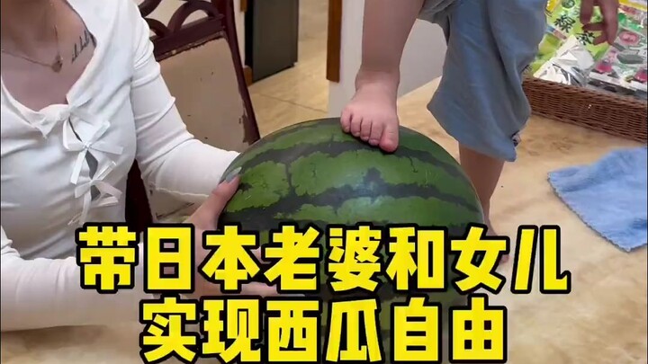 An Châu vui mừng khôn xiết, thật sự rất hạnh phúc, giờ thì đã tự do ăn dưa hấu rồi, tha hồ mà ăn!