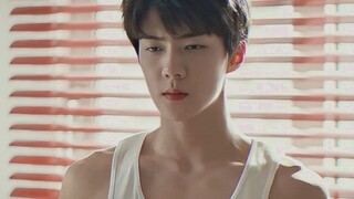 Tak ada yang bisa menahan serangan ketampanan Sehun di film ini