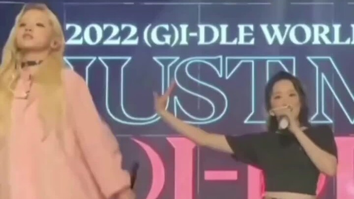 تعبيرات يوي تكاد تقتلني من الضحك! كيف ينجح شو في أن يبدو جادًا بينما يغتنم الفرصة ليغازل يوي الصغير 