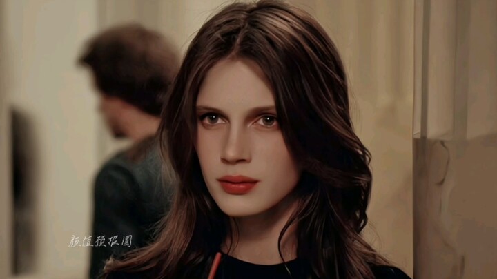 French-style beauty, like "dried roses soaked in red wine".