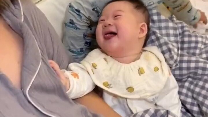 That baby’s eyes, that laughter… it’s just so heartwarming!