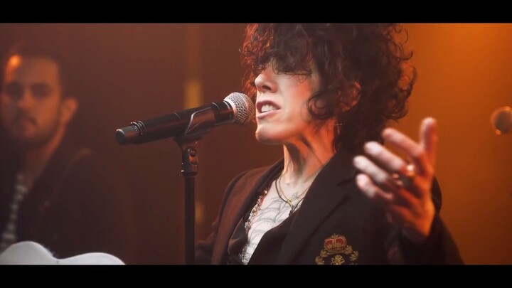 How can you miss such a treasure of a singer?