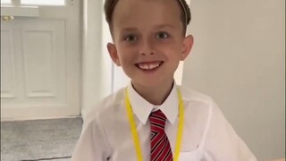 小男孩从小和妈妈挤在一个小公寓里面，直到妈妈悄悄买下一座房子，编了个理由让他来“别人家”做客