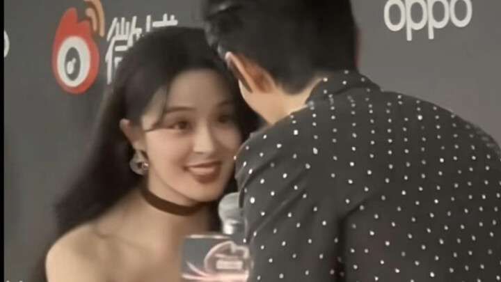 Was Xiao Zhan the ONLY one on the red carpet to step forward and shake hands? Check out the host’s e