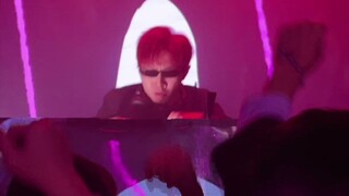 你永远不知道DJ在上面干嘛