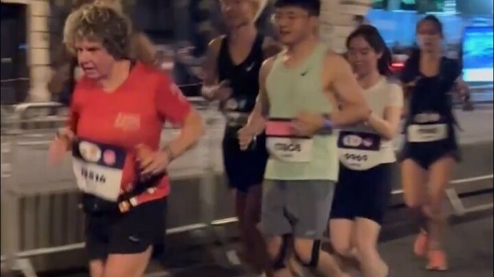 【Uzi】Uzi hoàn thành giải Paris Marathon trong 5 giờ 41 phút: “Tôi chưa từng nghĩ đến việc bỏ cuộc, c