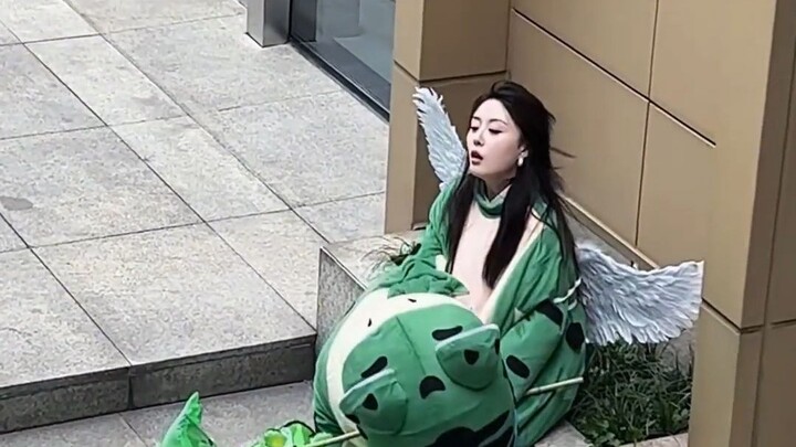 Could this be the legendary “beauty frog”? The beautiful frog mascot is at it again, pulling another