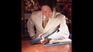 Pelanggan: Apakah akan terasa lebih enak jika begini? Bartender: Tidak, bisa jadi lebih mahal