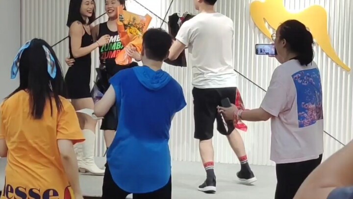 زارت الفراشة الاجتماعية معلمة الرقص الجميلة في المجموعة، وكانت تبدو جميلة جدًا على المسرح!