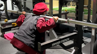 Saya berumur 20 tahun, jadi saya harus berpakaian lebih dewasa ketika pergi ke gym...