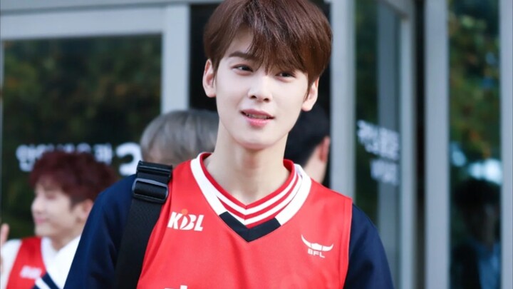 Giờ thì tôi đã hiểu tại sao các nữ idol lại không dám nhìn thẳng vào anh ấy rồi! Đây đúng là gương m