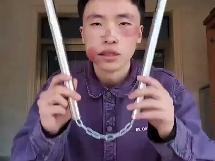 Pemuda unjuk kebolehan main nunchaku, wajahnya penuh percaya diri #lucu #tidakterduga