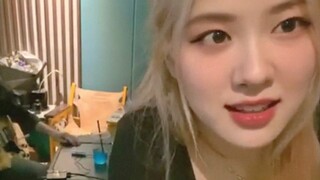 200517 ROSÉ's latest INS live broadcast (recording studio): holding the piano, playing the guitar an