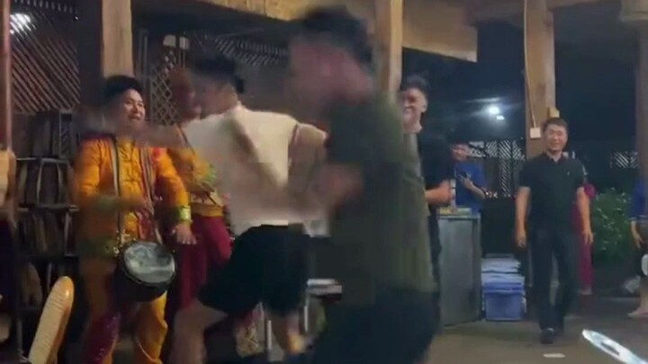Netizens in Yunnan stumble upon a “peacock” dance battle: “Looks like they just stirred up a peacock