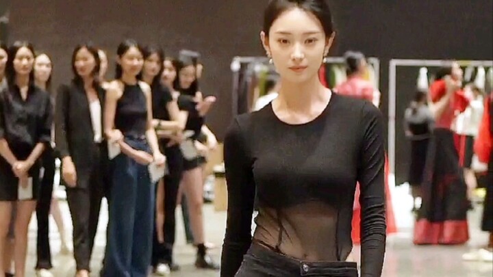 时装周开始前有些模特因特殊原因不能来，品牌只能临时补人，或者有的品牌没参加时装周模特大面试，也会在时装周前一天来选模特，模特，模特经纪称为捡漏，模特陈京