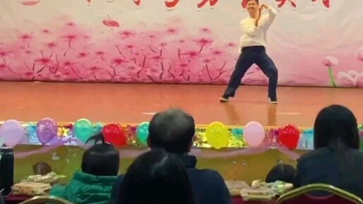 【LONG】HyunA’s flower shower during the homeroom teacher’s day dance