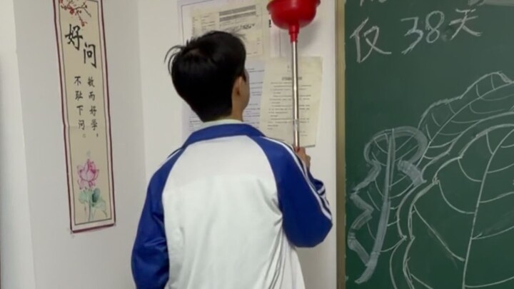 Play a little for minor exams, go all out for major ones, and really let loose during the Gaokao (th