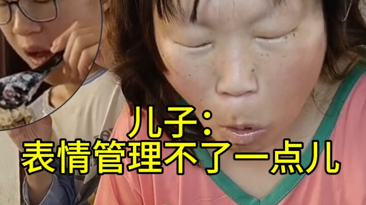 พี่สาวซิ่วเหอผัดร้อนๆ แอปเปิล กล้วยหอม ไข่ไก่ คลุกเคล้ากับโยเกิร์ตที่เติมน้ำลงไป ลูกชายกินเสร็จแล้วถ