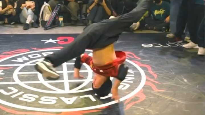 معجزة الرقص الشعبي بعمر الثماني سنوات، مهارات رقص خارقة، حركات عالية الصعوبة تُذهل الجمهور بأكمله! ي