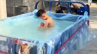 Cậu bé nghỉ lễ về quê, thì được ông ngoại làm cho một bể bơi di động cực lớn!!