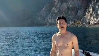 “这是70岁人该有的状态嘛”  70岁港星吕良伟，一头扎进地中海里游泳