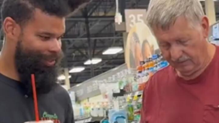 Kakek dua galon, awalnya kubilang itu cuma lelucon pada orang-orang di jalan, tapi siapa sangka tern