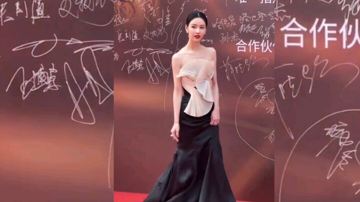 Chen Duling at the Huabiao Awards red carpet (NetEase, you’re serious… so cute! Listen closely to th