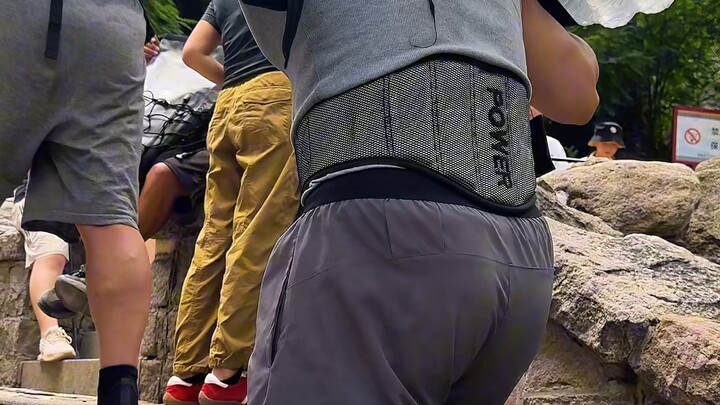 ปีนเขาไท่ซานแล้วเจอคนแบกของแบบในหนังสือเรียนประถม!