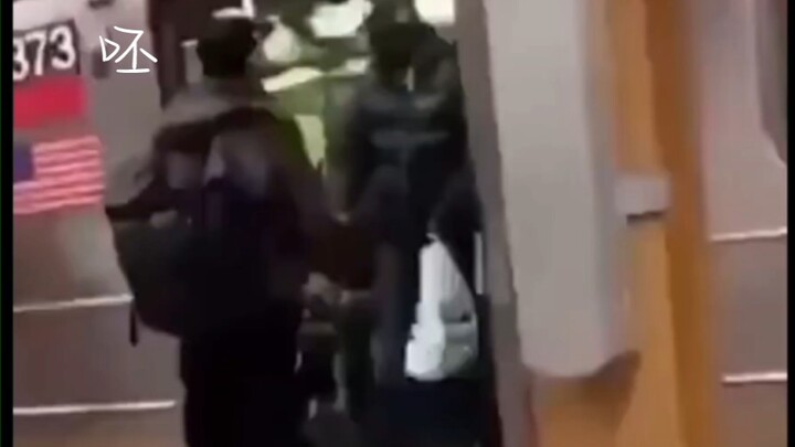 ชายคนหนึ่งบนรถไฟฟ้าใต้ดินถ่มน้ำลายใส่ชายอีกคนขณะประตูรถไฟกำลังปิด ถูกทุบตีอย่างสาหัส