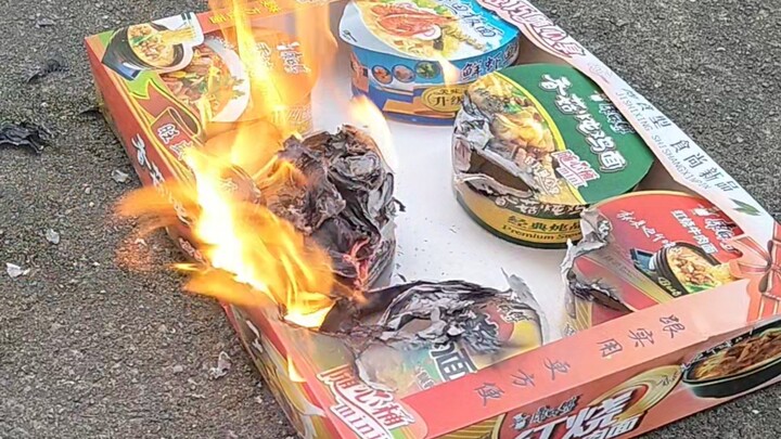 حرق الأوراق الورقية للزميل المتوفى