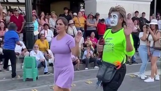 随机模仿路人，动作神态堪称一模一样，看似小丑，实则是大神！