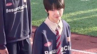 【Yang Bowen】Yang Bowen menari lagu "Kara Forever OK" di hadapan seluruh guru dan siswa sekolah (baha