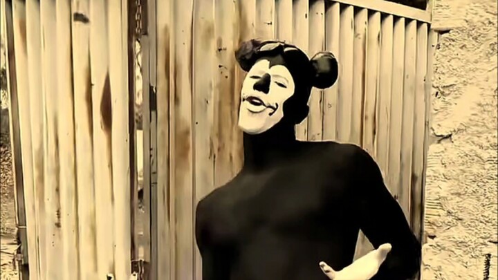 “Đen” Chuột Mickey – Quạ trên đời đều đen như nhau