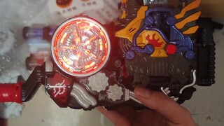 It's the weekend! It's time to see the lucky bags packed! Share 3 small Kamen Rider toy lucky bags