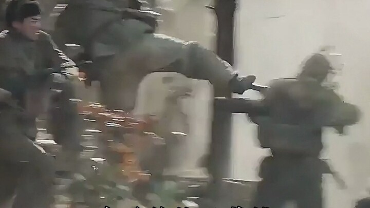 في الماضي، لم يكن يخشى حتى الموت في ساحة المعركة، لكنه اليوم يخشى عدم امتلاك المال لإنقاذ زوجته المس