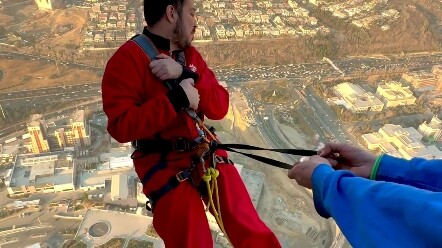 Aku lempar kamu ke bawah, jangan berteriak!