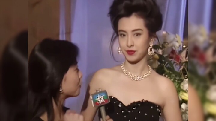 Turns out Wang Zuxian isn’t being pretentious at all—her eyes are so beautiful you can’t even look a