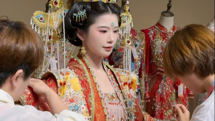 بالطبع، لازم يختار الصينيون فساتين زفاف صينية عند الزواج!