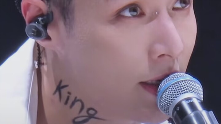 Bao nhiêu năm rồi, Xiumin vẫn không thể nào quên người trưởng nhóm trước đây – KING; anh đã bất chấp
